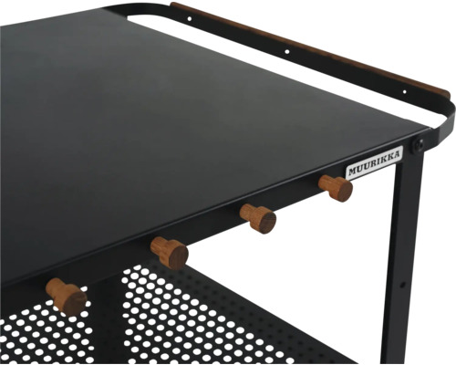 Detaljvy av Muurikka grillbord med stålram och trähandtag