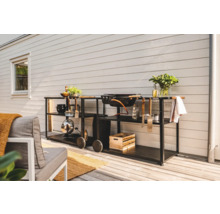 Utomhuskök med grillvagn, arbetsyta och förvaringsmöjligheter på en terrass