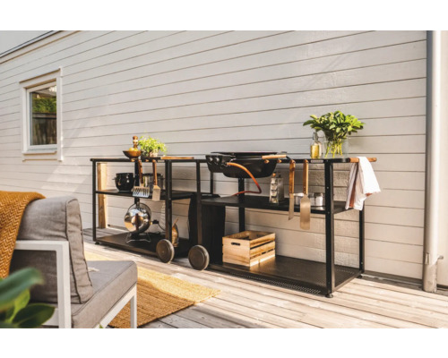 Utomhuskök med grillvagn, arbetsyta och förvaringsmöjligheter på en terrass