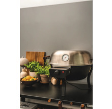 Klotgrill med temperaturvisning bredvid dekoration på bordet