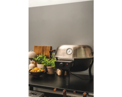 Klotgrill med temperaturvisning bredvid dekoration på bordet