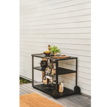 Grillvagn med tre hyllor, inklusive grilltillbehör, på en terrass