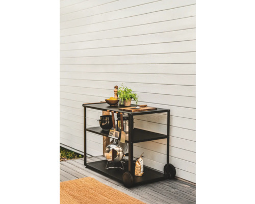Grillvagn med tre hyllor, inklusive grilltillbehör, på en terrass