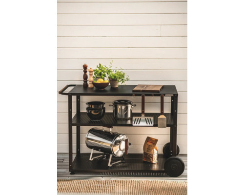 Serveringsvagn med grilltillbehör som kastrull, grill, skålar och kryddor