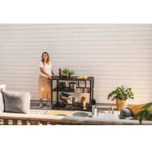 Metallserveringsvagn med tre hyllor på en terrass