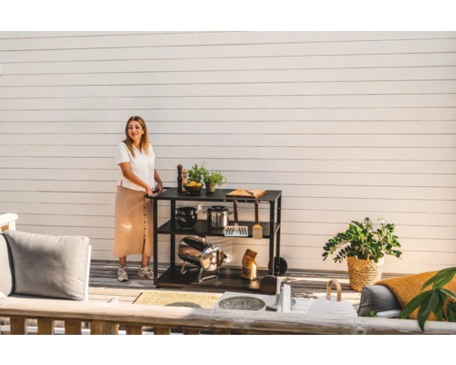 Metallserveringsvagn med tre hyllor på en terrass