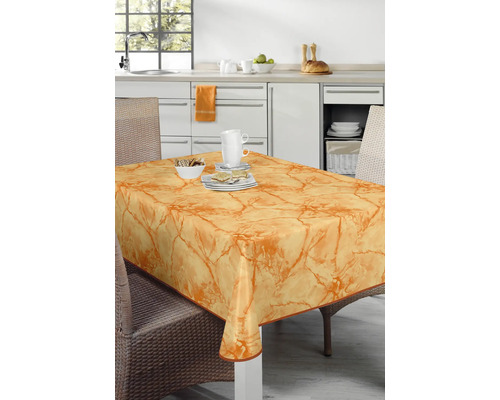 Orangefärgad duk med marmormönster på ett bord i ett kök.