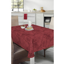 Matbord med marmorerad duk i en köksmiljö.