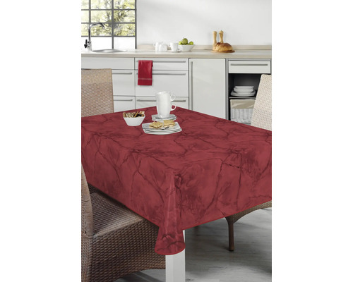 Matbord med marmorerad duk i en köksmiljö.