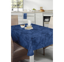 Matbord med blå bordsduk i marmordesign i ett kök