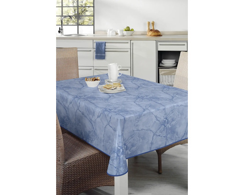 Bord med tvättbar bordsduk i marmordesign i ett kök