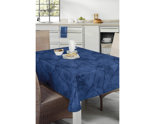 Blå marmorerad bordsduk på ett matbord i ett kök.