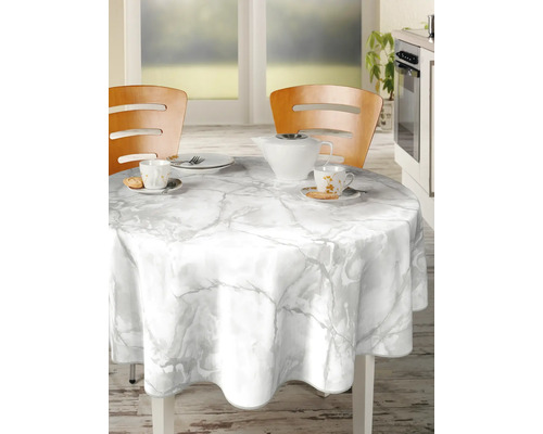Rund bord med bordsduk i marmorlook, täckt med porslin