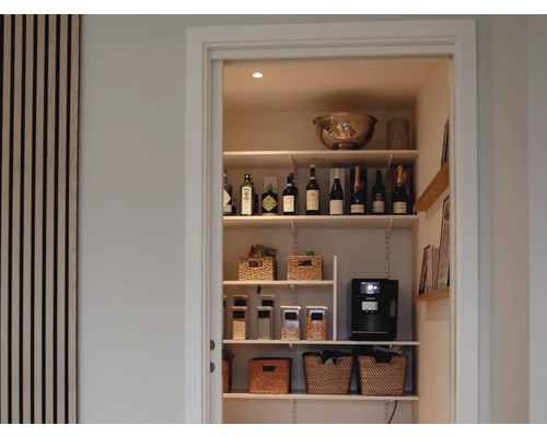 Hylla med matvaror, drycker och hushållsartiklar i ett skafferi