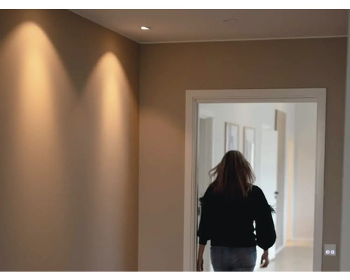 Hall med taklampor och person