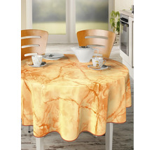 Dukat runt bord med bordsduk i marmordesign, porslin och stolar i ett kök