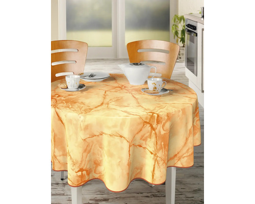 Dukat runt bord med bordsduk i marmordesign, porslin och stolar i ett kök