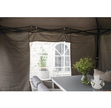 Interiör av ett lusthus med bord och dekoration