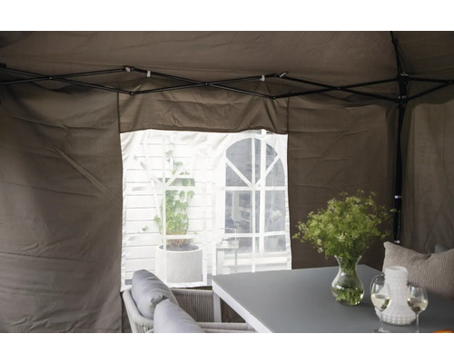 Interiör av ett lusthus med bord och dekoration