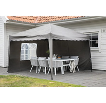 Trädgårdsscen med lusthus, bord och stolar