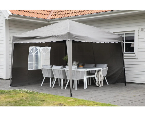 Trädgårdsscen med lusthus, bord och stolar