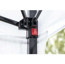 Detaljvy av ett lusthus med röd frigöringsknapp