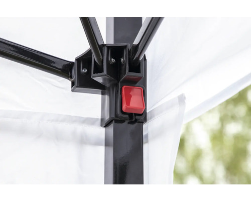 Detaljvy av ett lusthus med röd frigöringsknapp