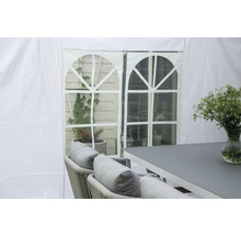 Scen med trädgårdstält, bord, stolar och blomvas