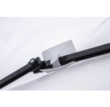 Detaljbild av ett svart metallrör med anslutningselement och tejp.