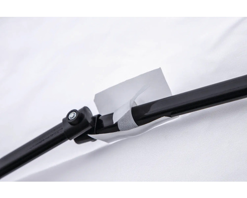 Detaljbild av ett svart metallrör med anslutningselement och tejp.