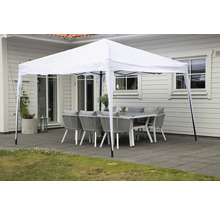 Vitt partytält ovanför matbord med stolar i trädgården