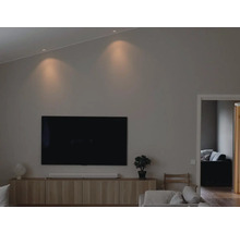 Vardagsrum med TV, skänk och belysning för en mysig atmosfär