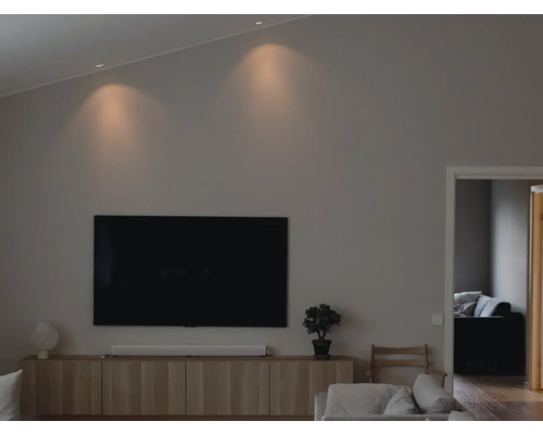 Vardagsrum med TV, skänk och belysning för en mysig atmosfär