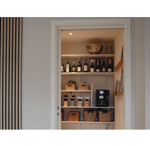 Öppet skafferi med hyllor, livsmedel och köksapparater