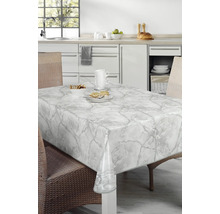 Bordsdekoration med marmorlook och mat i ett ljust kök