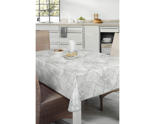 Bordsdekoration med marmorlook och mat i ett ljust kök