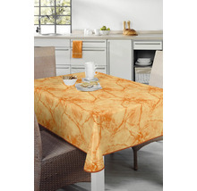 Matbord med bordsduk i marmorlook i ett kök