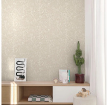 Rum med tapet med djur- och växtmönster, byrå, dekoration och kaktus