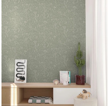 Vardagsrum med tapet med skogsmotiv, bestående av träd, hjortar och växter