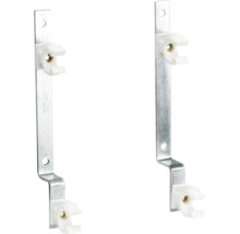 Två metallfästen med plasthållare