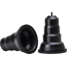 Två svarta avloppsrörskopplingar i plast