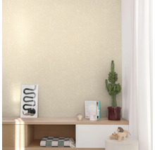 Ljust rum med mönstrad tapet, byrå, dekorationsföremål och kaktus