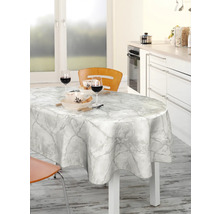 Matbord med bordsduk i marmorlook i ett ljust kök