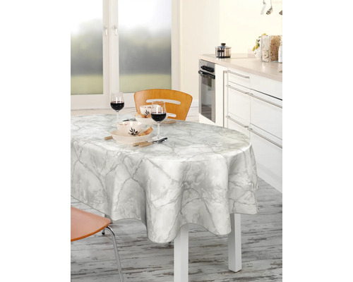 Matbord med bordsduk i marmorlook i ett ljust kök