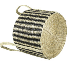 Randig korg av flätat sjögräs med handtag
