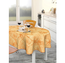 Matbord med vaxduk och porslin i ett ljust kök.