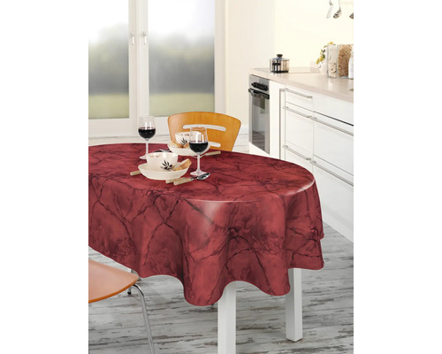 Matbord med röd marmorduk i köket