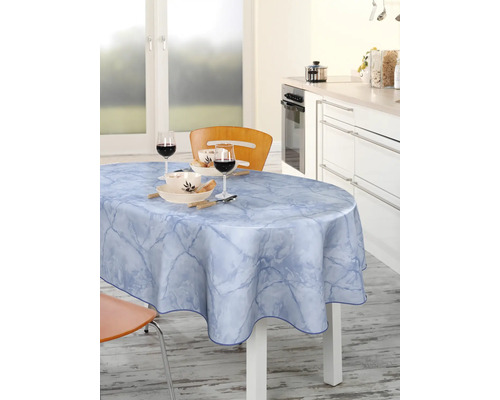 Oval bord med blå marmorerad duk i köket