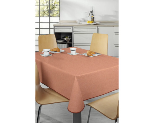 Matbord med textildduk och porslin i ett ljust kök.