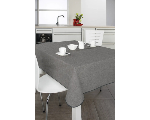 Grå bordsduk på ett bord i ett ljust kök